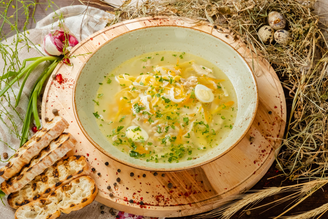 Домашний суп-лапша с курицей и перепелиным яйцом | Ресторанчик Топча